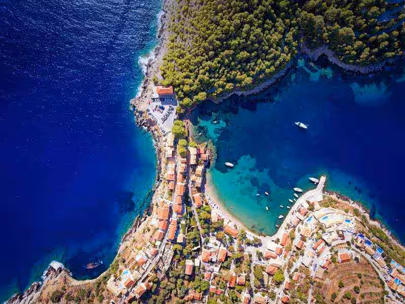 נוף מרהיב של קפלוניה מהאוויר